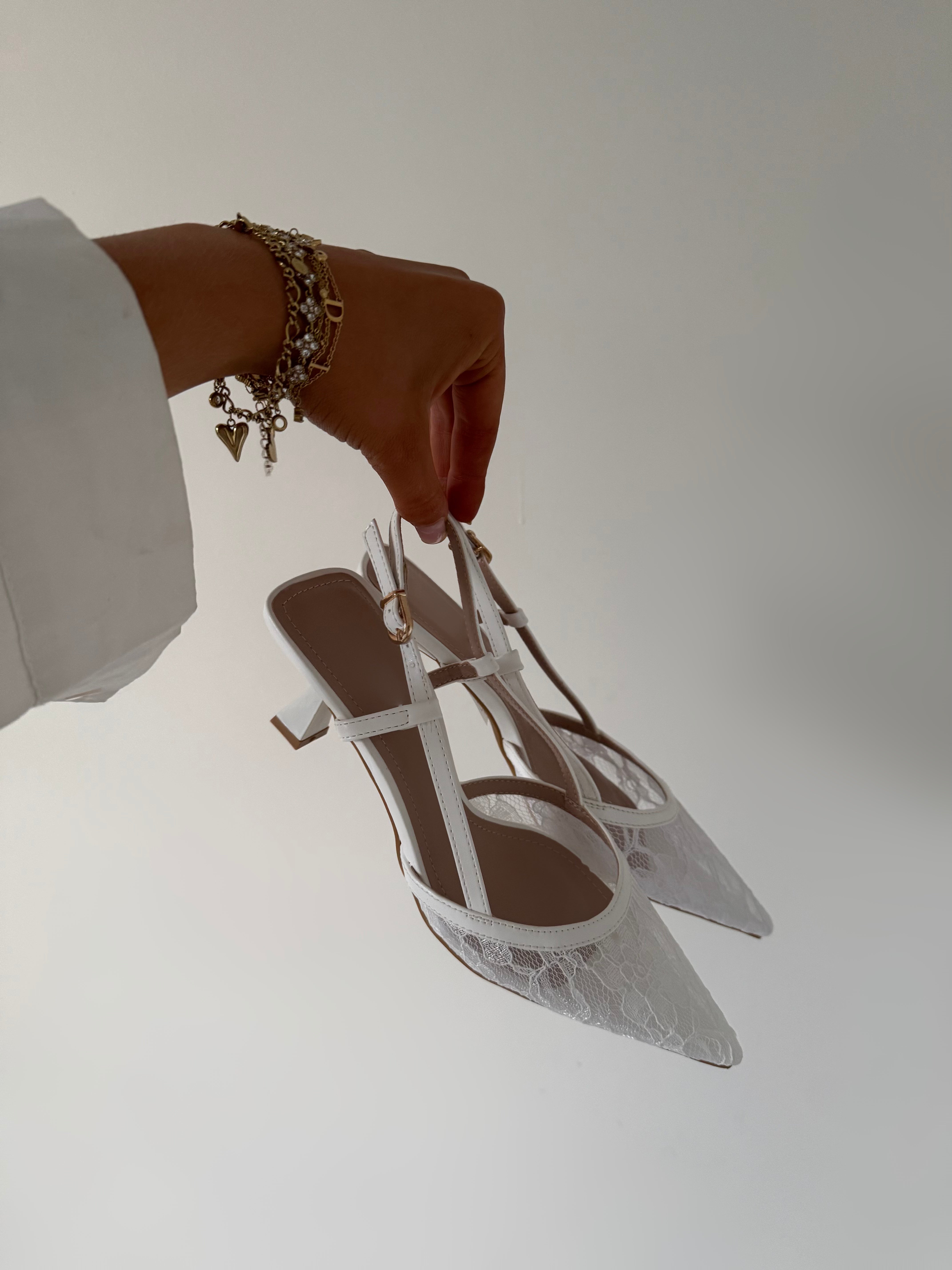 escarpins dentelle mi-hauts blancs